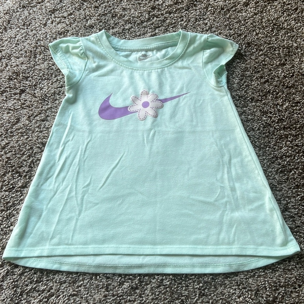 Nike girls xs short sleeve t shirt
